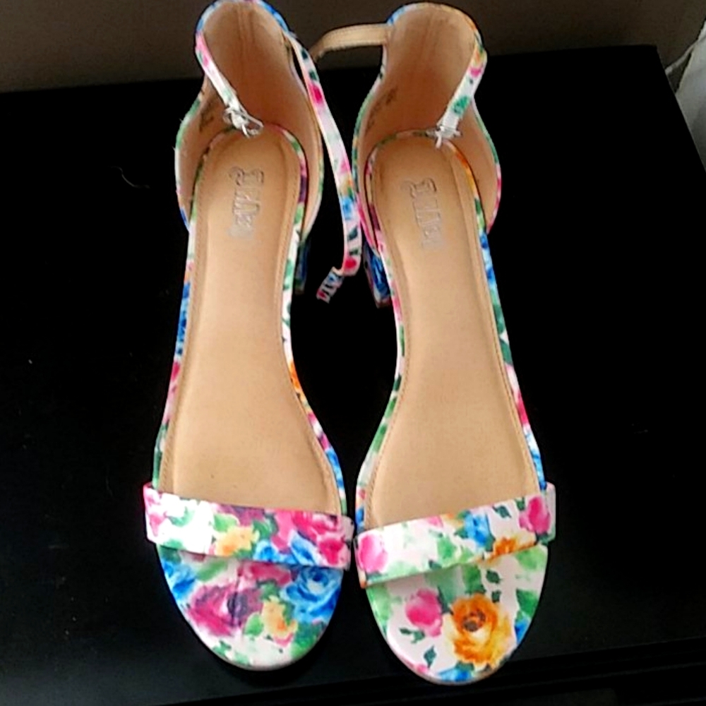 Flower print strap sandal heel